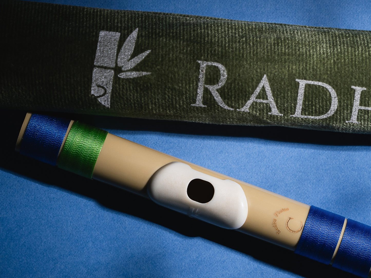 राधे बांसुरी पीवीसी फाइबर सी प्राकृतिक बांसुरी मध्य सप्तक 20.5"इंच | रंग