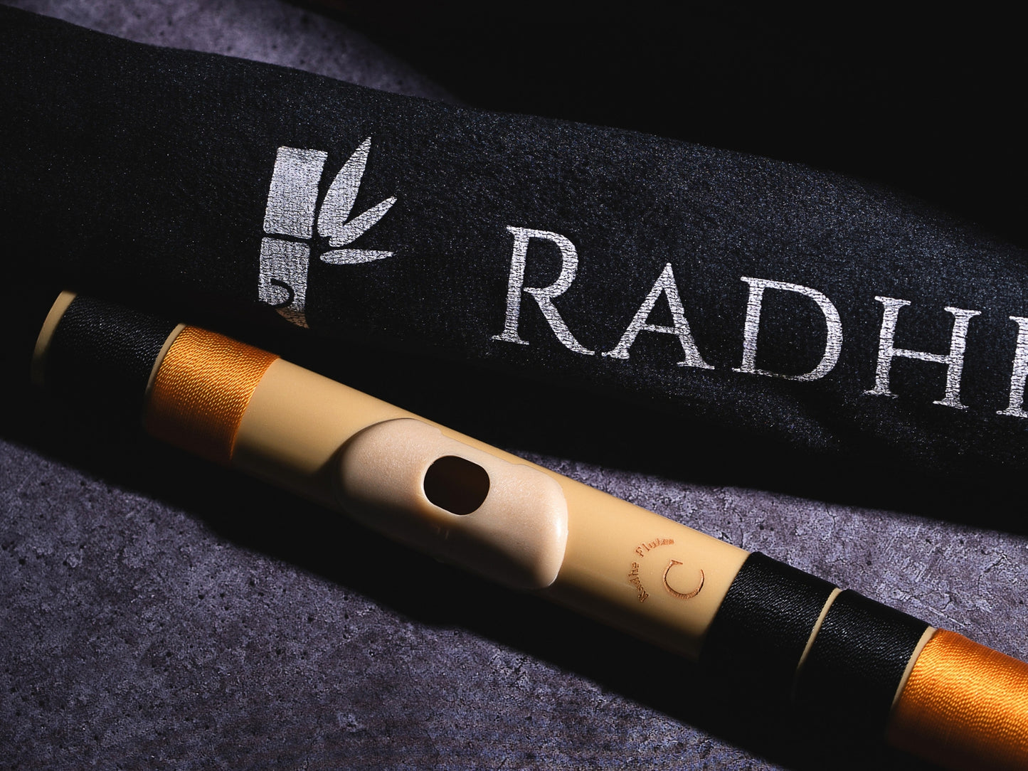 राधे बांसुरी पीवीसी फाइबर सी प्राकृतिक बांसुरी मध्य सप्तक 20.5"इंच | रंग