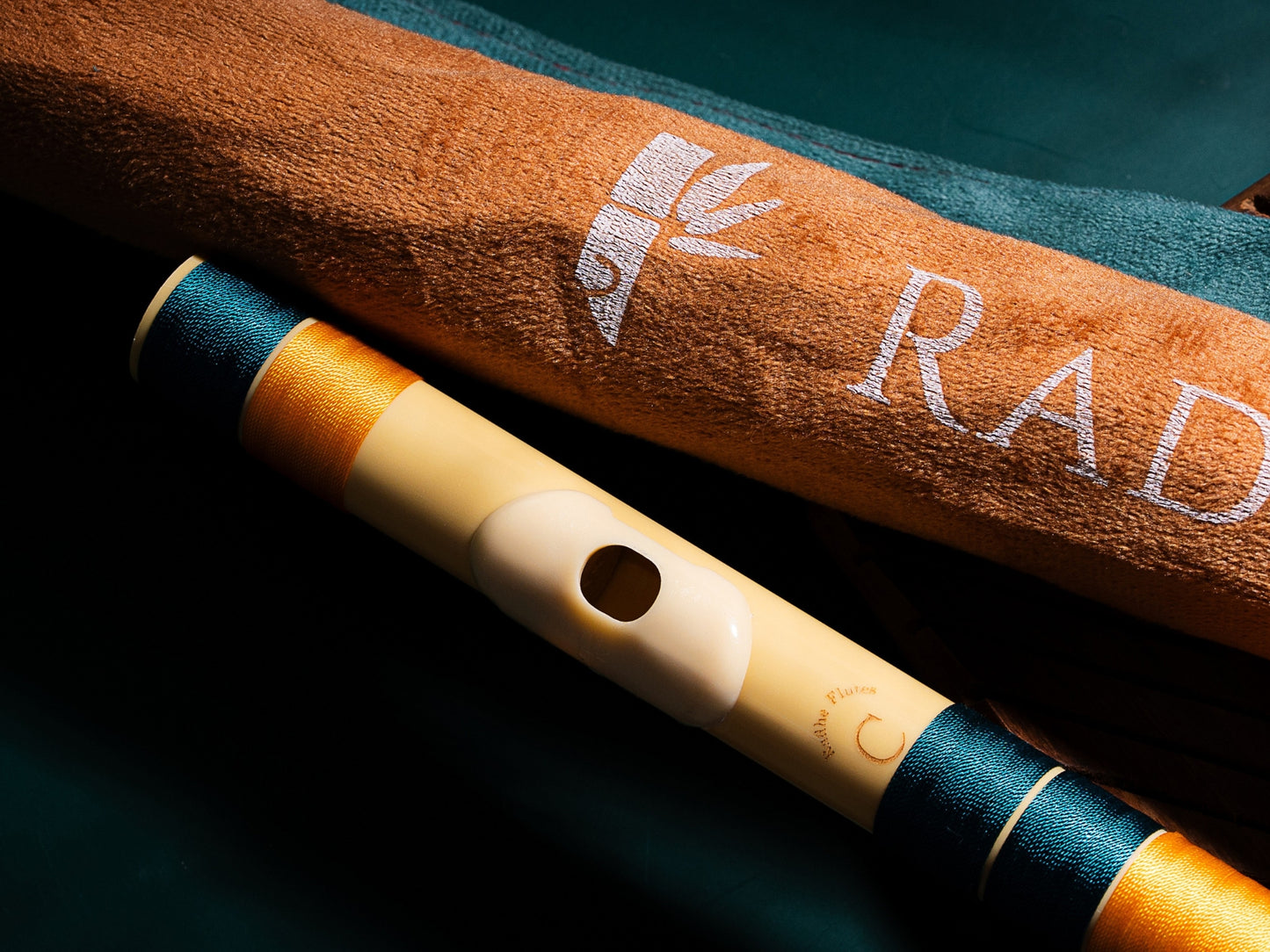 राधे बांसुरी पीवीसी फाइबर सी प्राकृतिक बांसुरी मध्य सप्तक 20.5"इंच | रंग