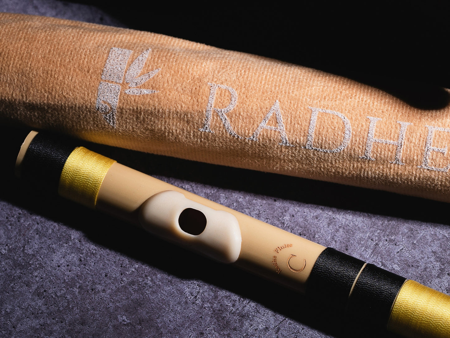 राधे बांसुरी पीवीसी फाइबर सी प्राकृतिक बांसुरी मध्य सप्तक 20.5"इंच | रंग