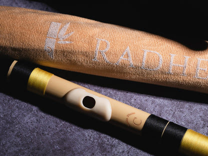 राधे बांसुरी पीवीसी फाइबर सी प्राकृतिक बांसुरी मध्य सप्तक 20.5"इंच | रंग